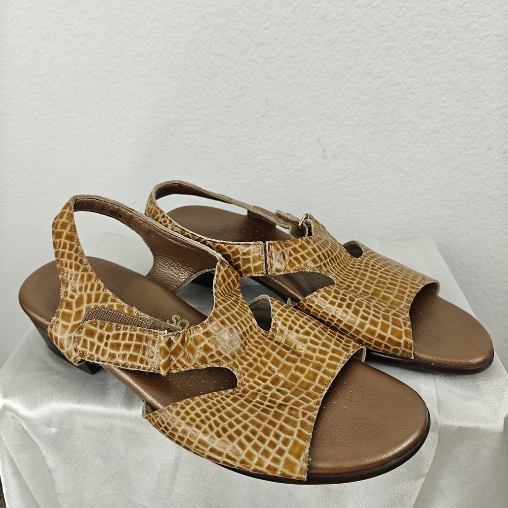 SAS Tripad Comfort Croc Embossed Heeled Sandals Size 9.5 Wide Beige Gold Tan
